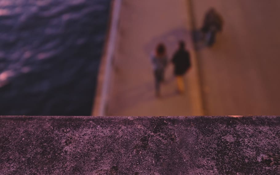 river, sunset, bridge, people, couple, walk, pedastrian, chill HD wallpaper