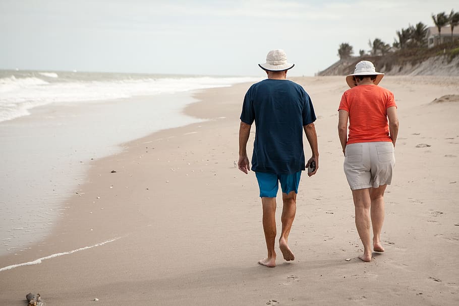 Foto Stock Old couple watching beautiful sunset on shore. Feelings, happy  retirement lifestyle concept. Romantic senior man & woman enjoying now,  today. Seize the day moment. Wallpaper picture of two 60s person. |