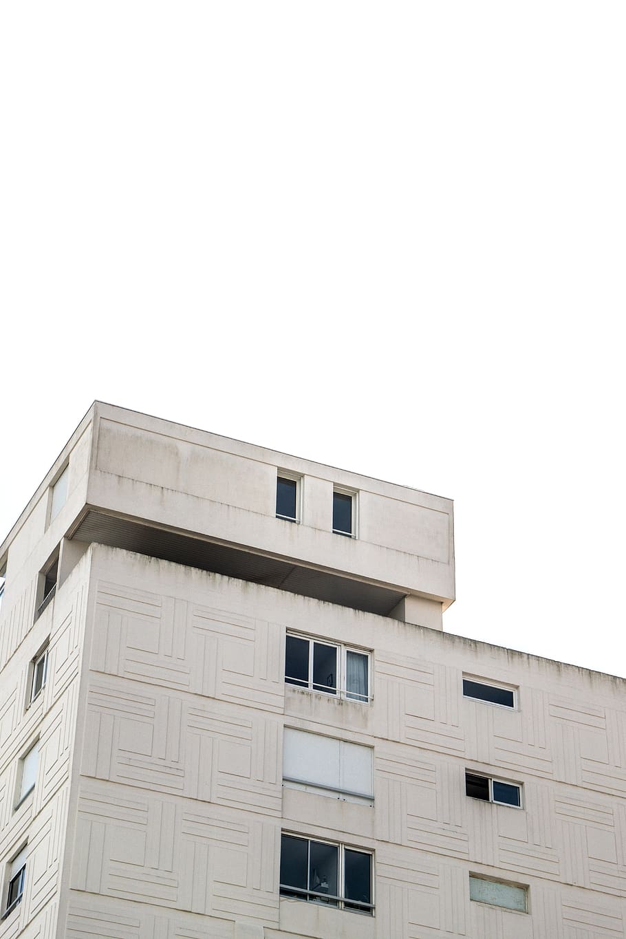 white concrete building, office building, high rise, town, urban HD wallpaper