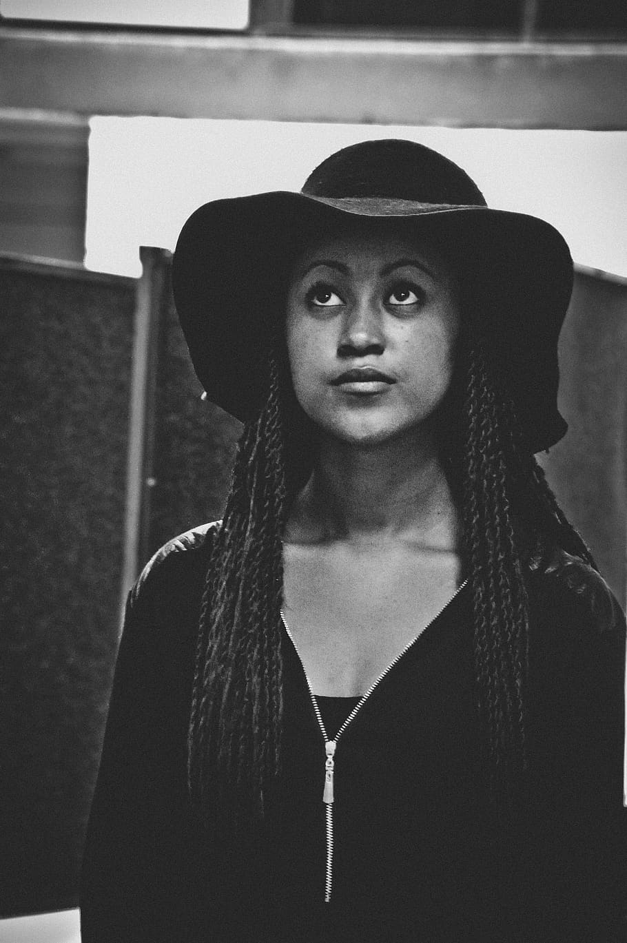 model, handm, witch, hat, dreadlocks, portrait, looking at camera HD wallpaper
