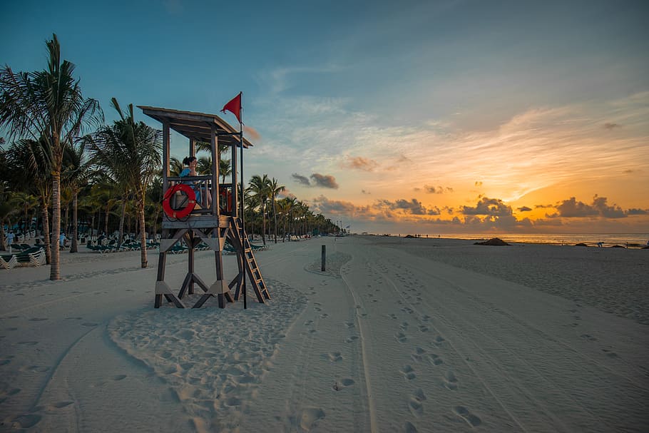 lifeguard sitting on lifeguard shed near seashore, sand, horizon HD wallpaper