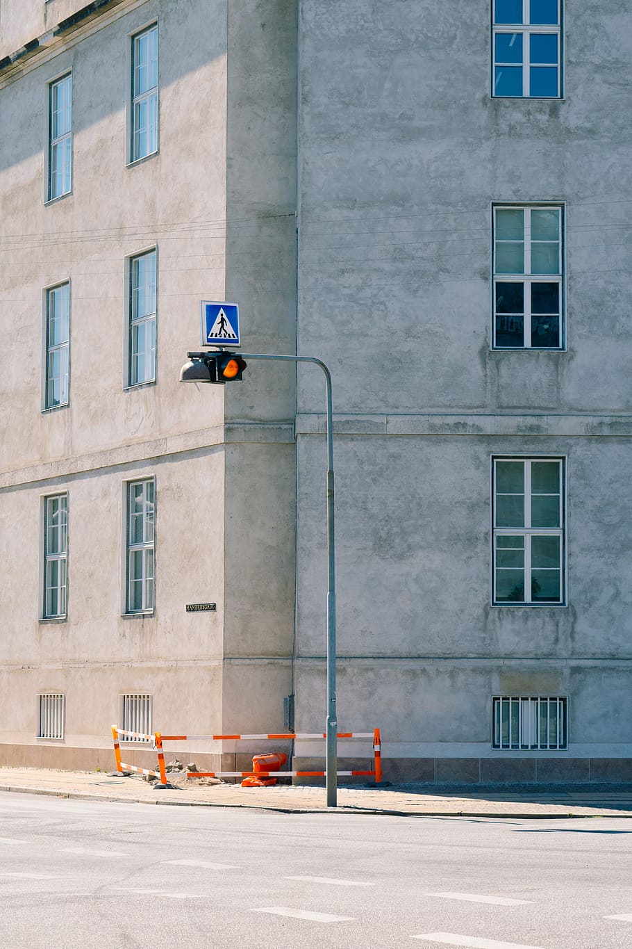 gray concrete building near road, street, light, stop, window HD wallpaper