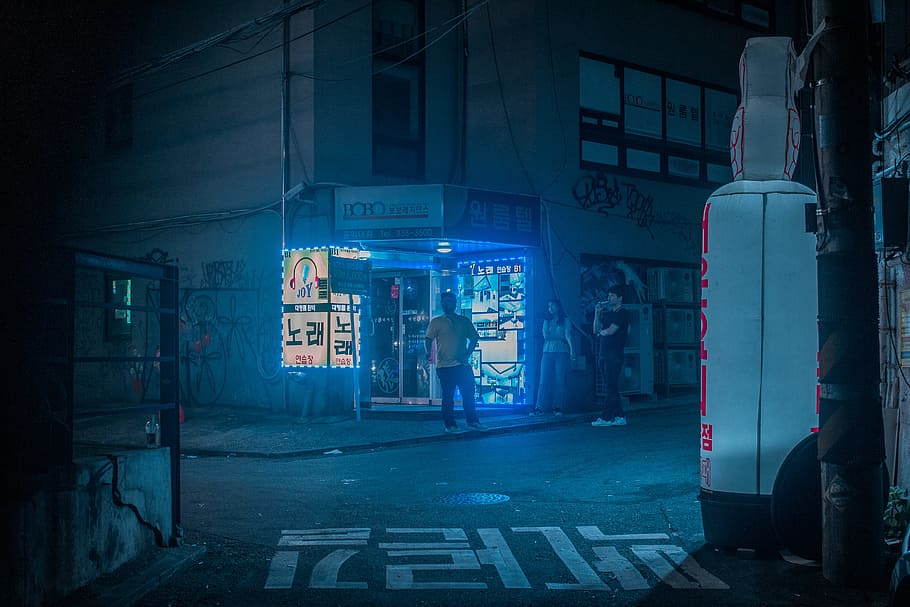 man standing in front of store, neon light, cyberpunk, urban, HD wallpaper