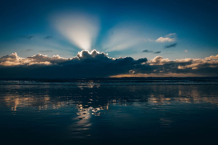 crepuscular light photography of sun rays on clouds, sky, water, HD wallpaper