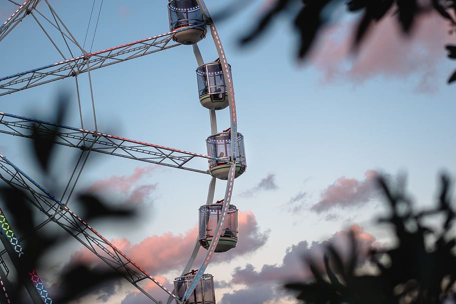 Ferris wheel under blue sky and white clouds at daytime, amusement park HD wallpaper