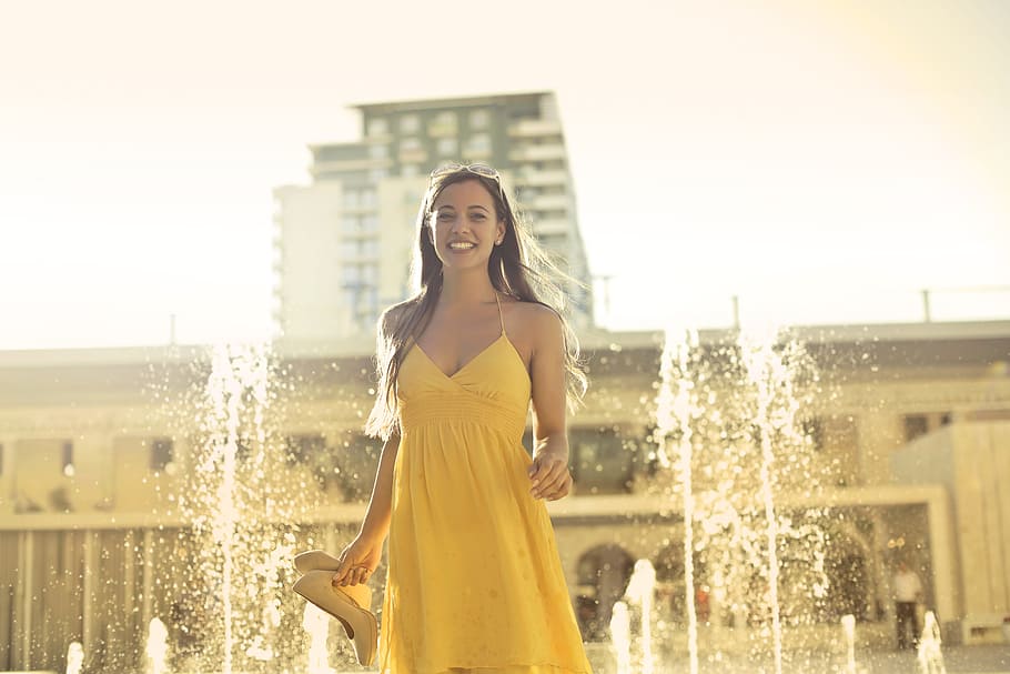 Beautiful Young Woman In Yellow Spaghetti Strap Dress Stands Near Water Fountain, HD wallpaper