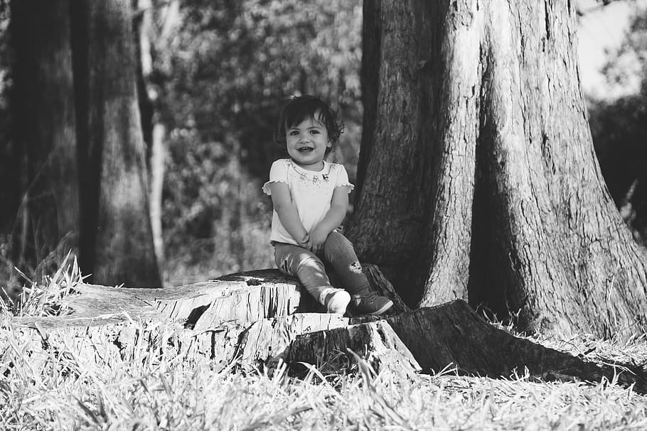 Girl Sitting Beside Tree, baby, black and white, blurred background, HD wallpaper