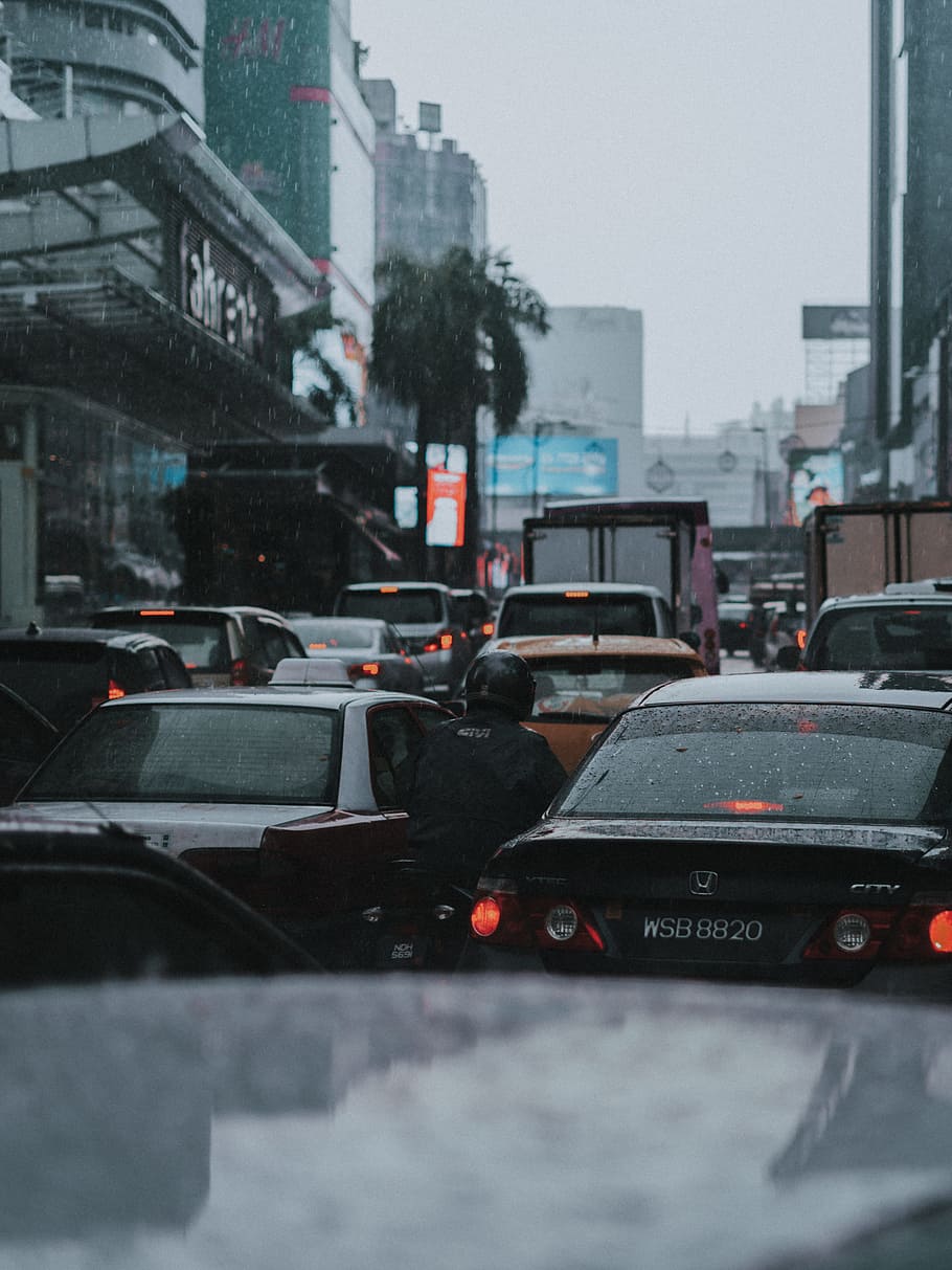vehicle on street, rain, raniny, sky, mood, moody, traffic, street traffic HD wallpaper