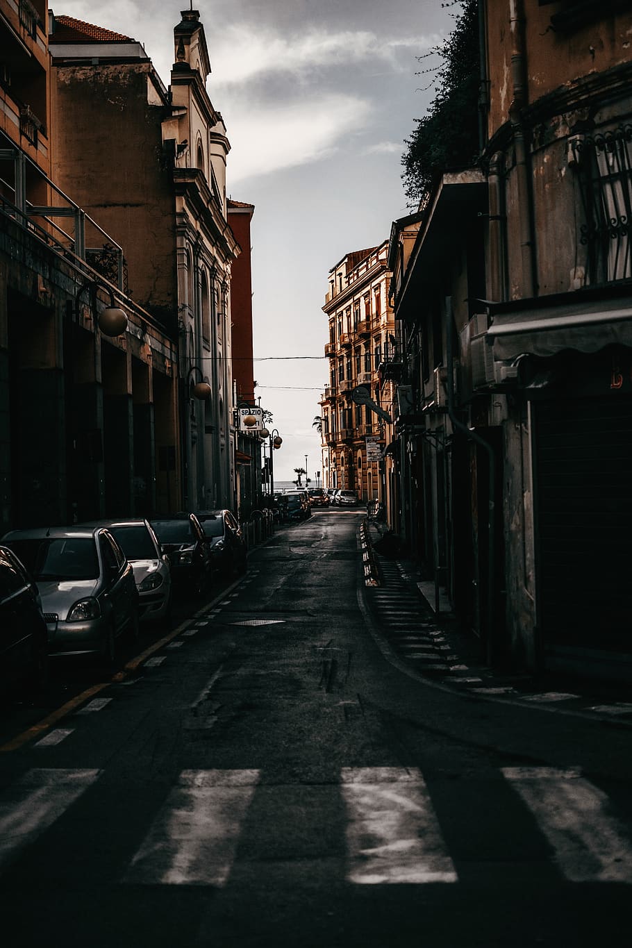 empty road between buildings, architecture, built structure, building exterior HD wallpaper