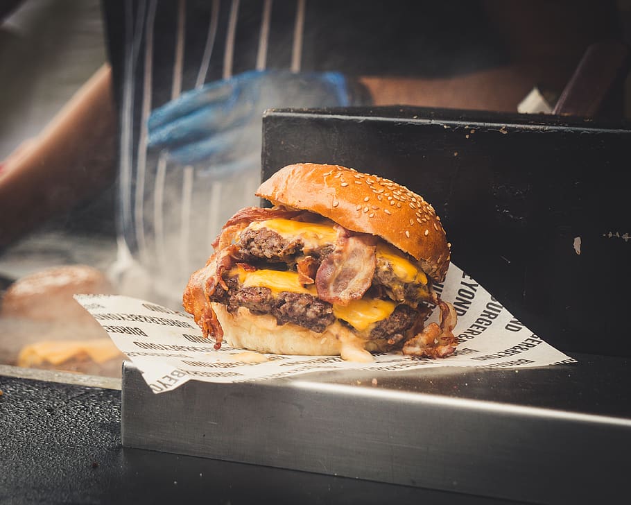 Cheeseburger on Table, beef burger, delicious, dinner, fast food HD wallpaper