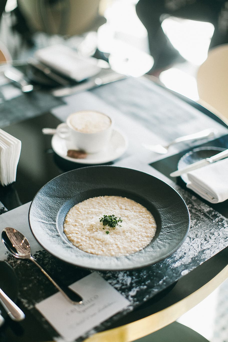 Round Black Ceramic Plate Filled With Food, breakfast, coffee HD wallpaper