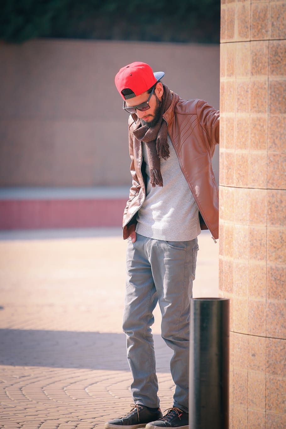 pose with cap and car window | Summer photography, Poses, Photography