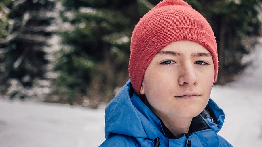Man in Blue Hoodie Jacket With Red Beanie, blur, bonnet, boy HD wallpaper