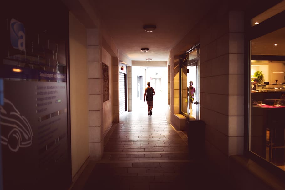 italy, oderzo, sidewalk, sun, boy, shop, window, gallery, walking HD wallpaper
