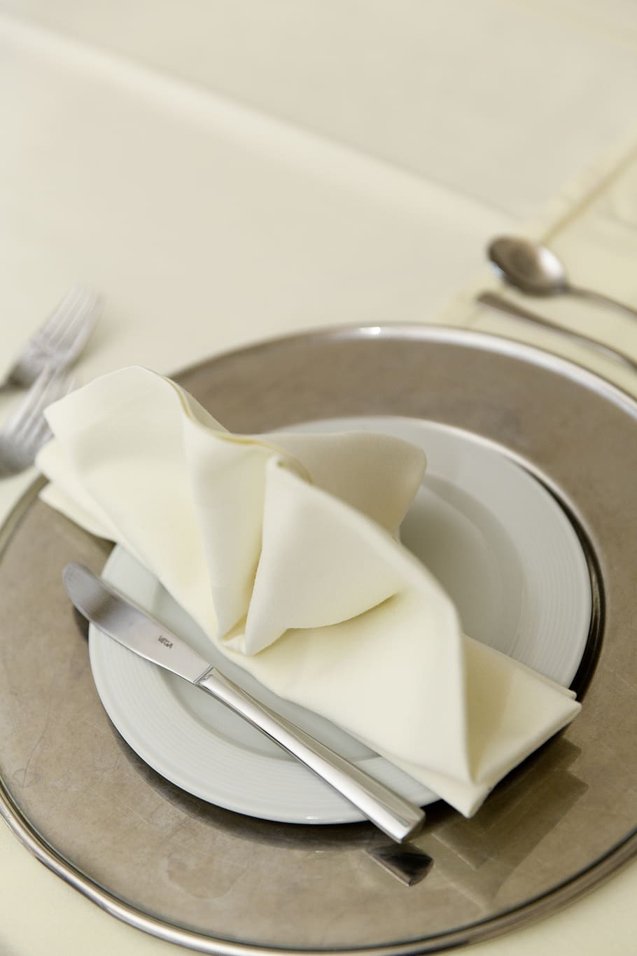 table, setup, restaurant, plate, napkin, knife, tableware, kitchen utensil HD wallpaper