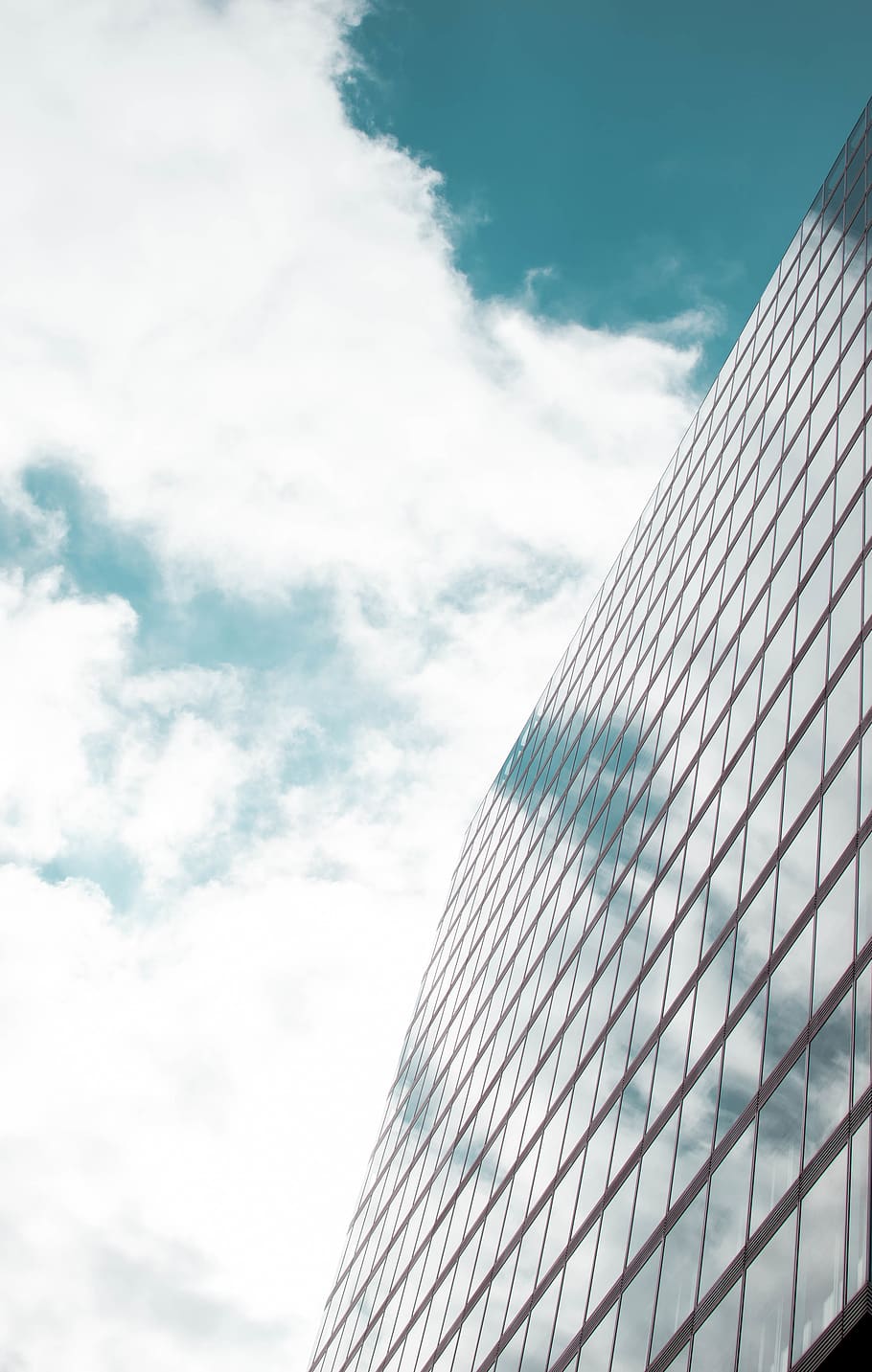Gray Concrete High-rise Building Under White Sky, architectural design HD wallpaper
