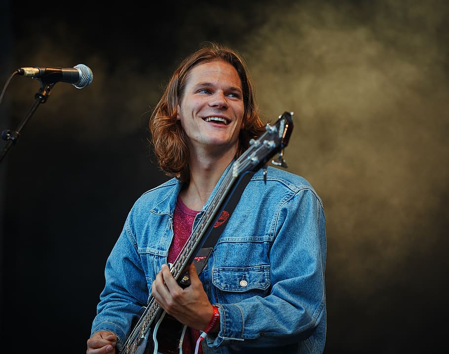 man playing guitar while looking sideway, person, people, human HD wallpaper