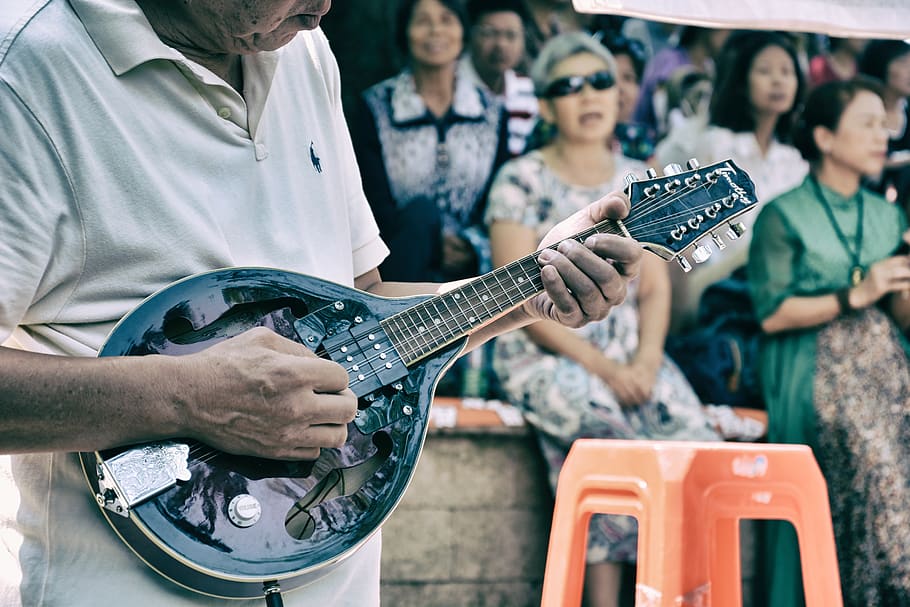 man playing string instrument near croud, person, human, people HD wallpaper