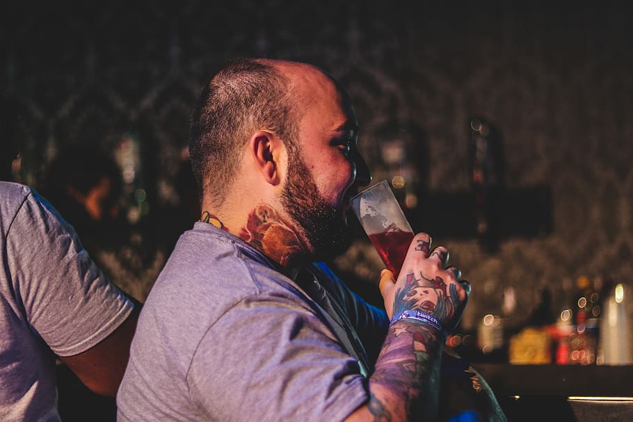 man drinking red liquid, refreshment, alcohol, food and drink HD wallpaper