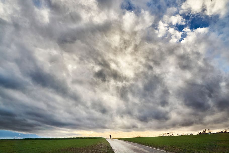 Field walk. Драматичное небо. Небо драматичное день.