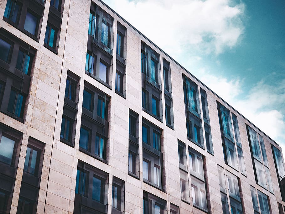 White Concrete Building, apartment, architectural design, architecture HD wallpaper