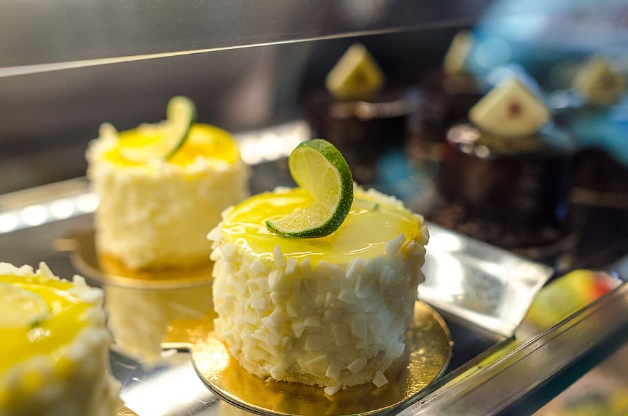 Close-up Photo of Pastry With Lime, bake, bakery, baking, cake HD wallpaper