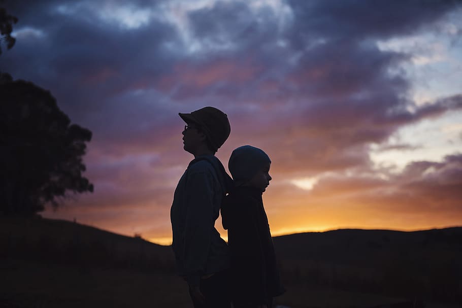 dawn, landscape, sunset, people, backlit, blur, boys, brother HD wallpaper
