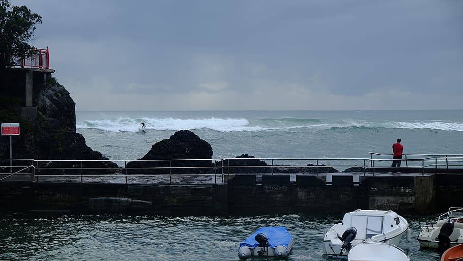 dock, surf, waves, surfing, boats, seashore, water, sky, horizon over water HD wallpaper