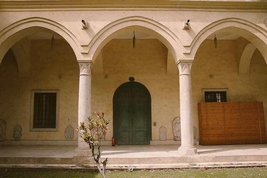 Closed Green Wooden Door on Front of Pathway, arches, architecture HD wallpaper