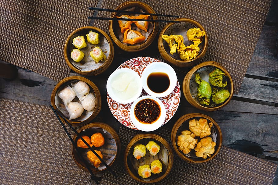 Vibrant shot of feasting on chinese steamed and fried dim sum, HD wallpaper