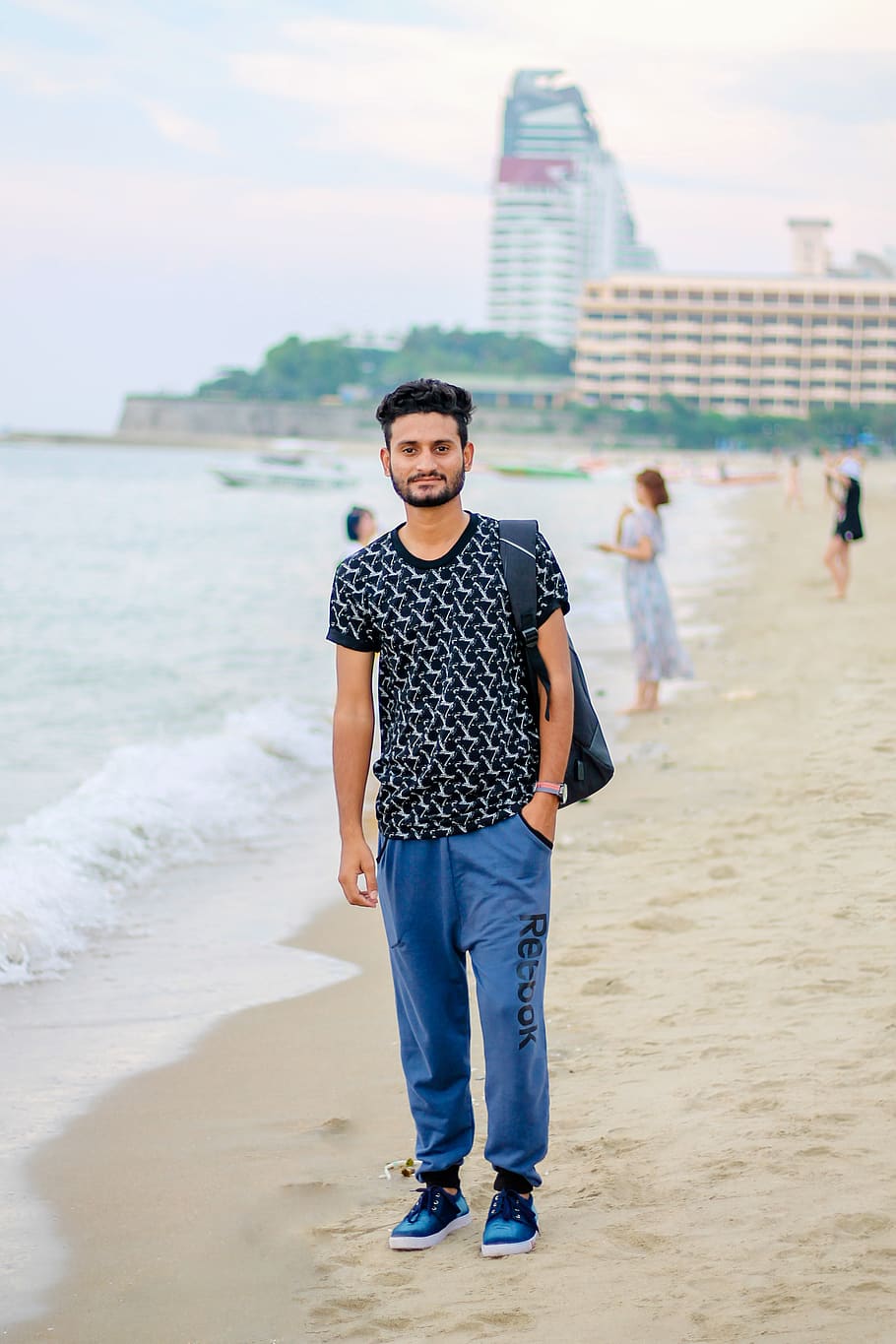 Smiling Man Standing on Beach, blurred, daylight, enjoyment, facial hair HD wallpaper