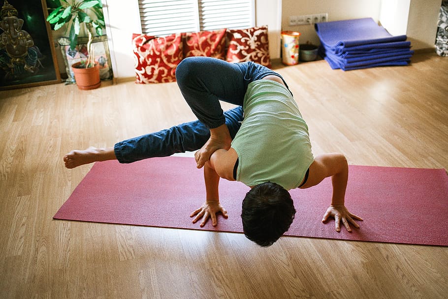 Man Making Yoga on Yoga Mat, adult, balance, barefoot, concentration, HD wallpaper