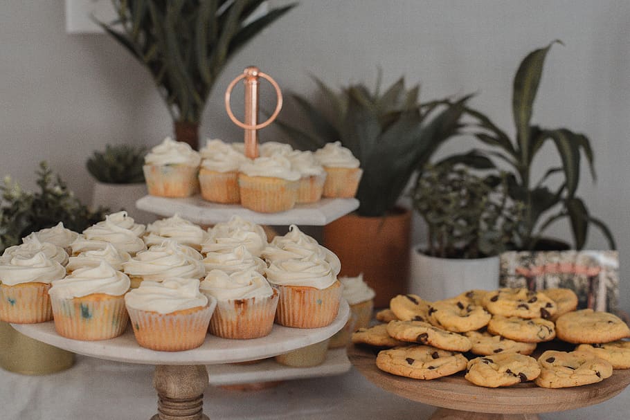cupcake on footed tidbit, food and drink, freshness, sweet food HD wallpaper