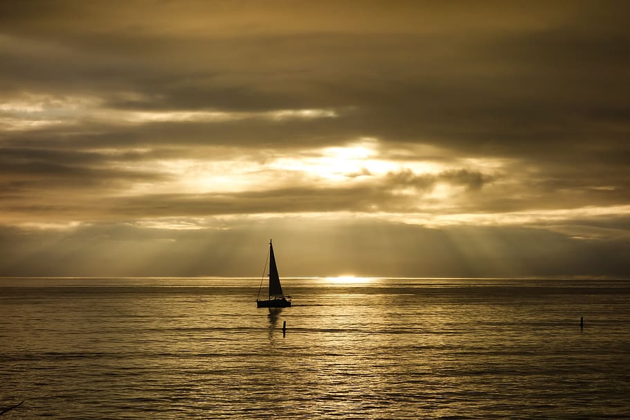 sunbeam, rays, boat, sail, sunlight, sunset, water, sun ray HD wallpaper