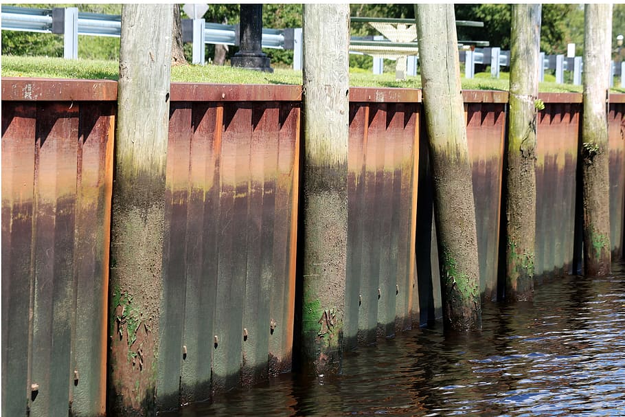 A metal bulkhead at low tide showing water levels., piling, steel HD wallpaper