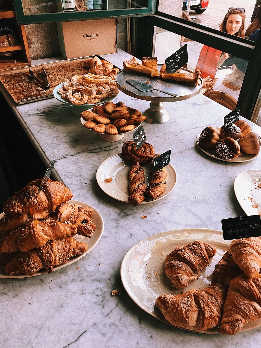 Baked Breads Om Plates, assorted, baked goods, bakery, breakfast HD wallpaper