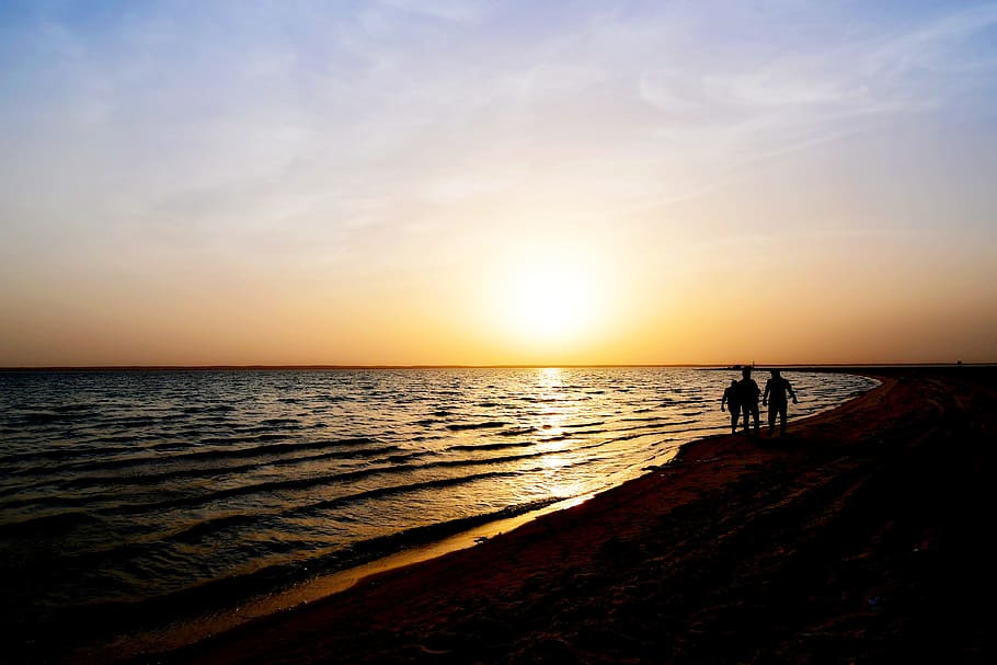 sunset, beach, friends, tenderness, friendship, together, togetherness HD wallpaper