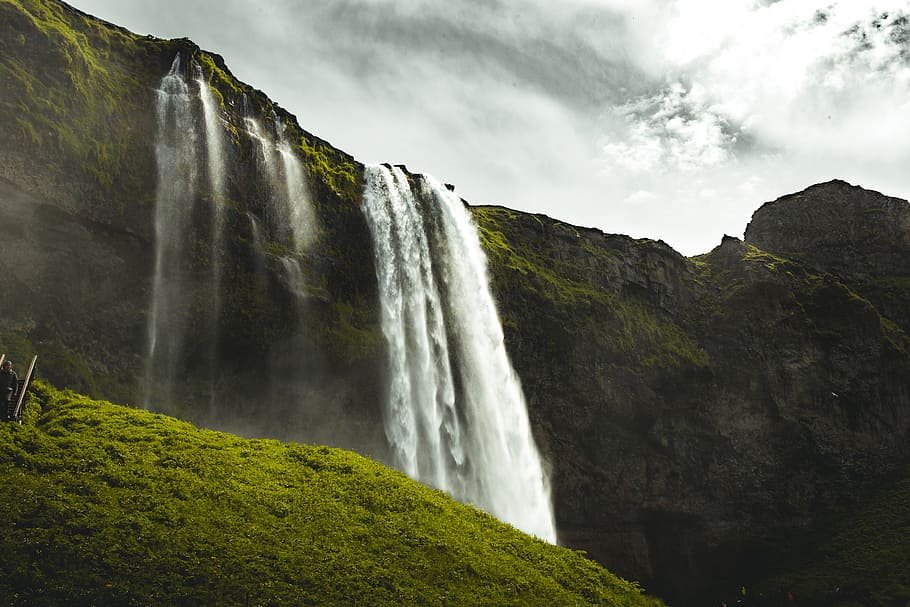 timelapse photo of waterfalls, cliff, moss, grass, cloudy, green HD wallpaper