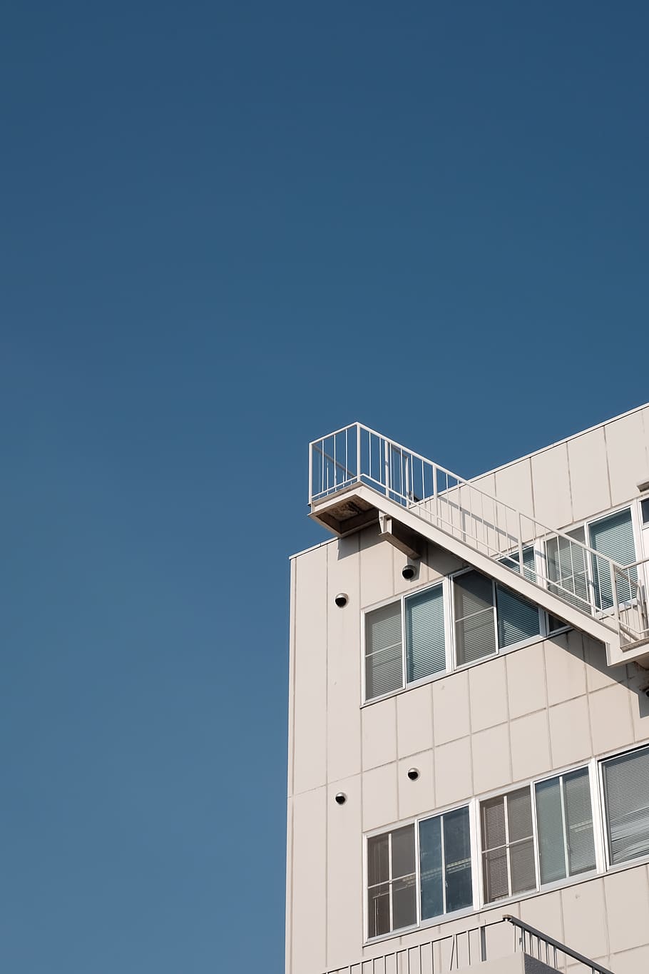 white painted building, built structure, architecture, building exterior HD wallpaper