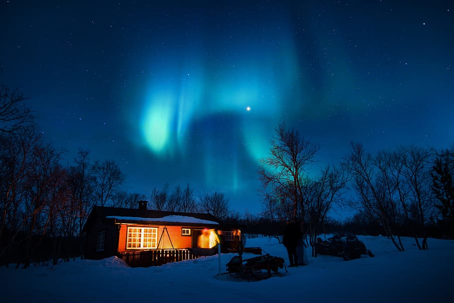 Brown Cottage Under Aurora, aurora borealis, blue, cabin, christmas wallpaper, HD wallpaper