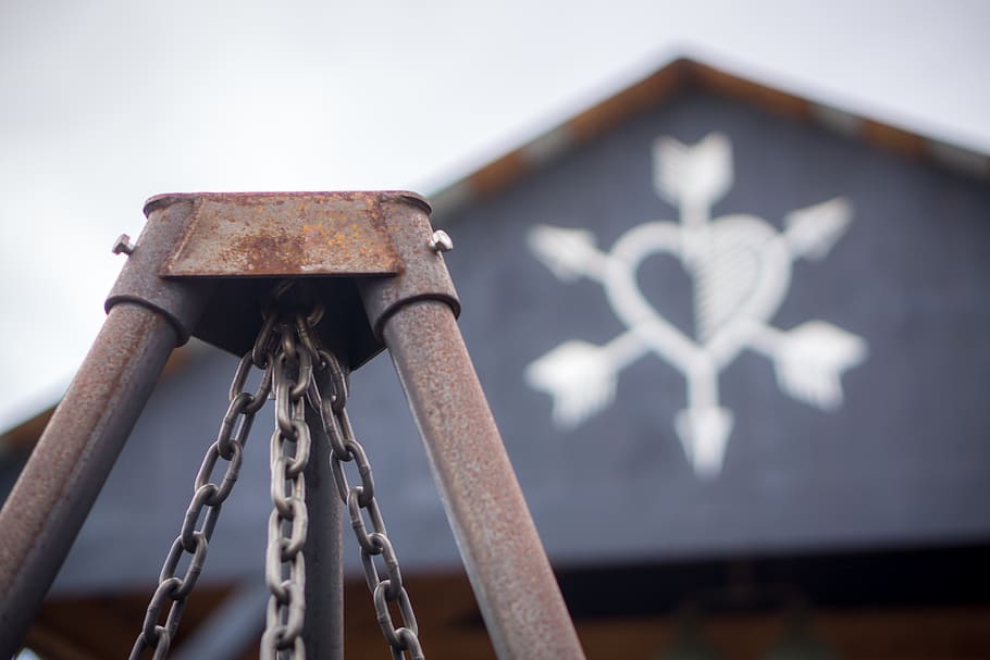 barn, rust, chains, heart, arrow, grey, gray, metal, focus on foreground HD wallpaper