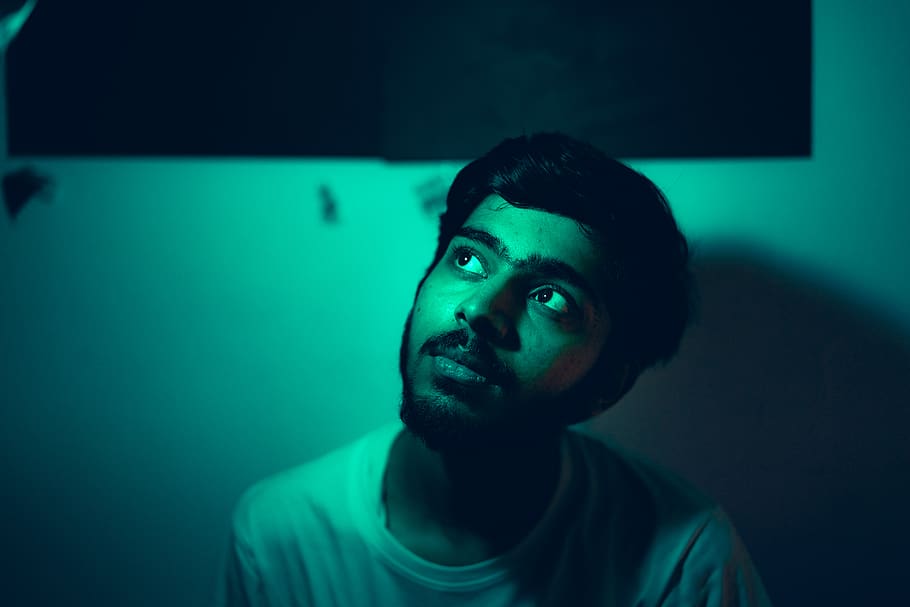 man facing on his right, portrait, headshot, indoors, one person HD wallpaper