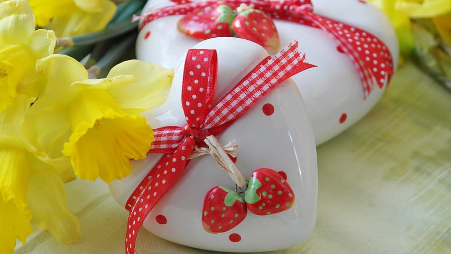 heart, love gift, daffodils, easter, easter gift, affection HD wallpaper