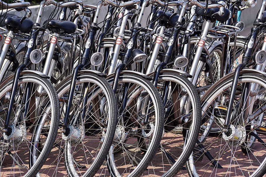 Gray and Black Bicycles Parked Near Gray Wall, bicycle parking, HD wallpaper