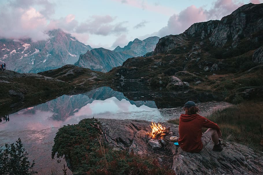 man sitting beside bone fire, camping, fireplace, trekk, male HD wallpaper