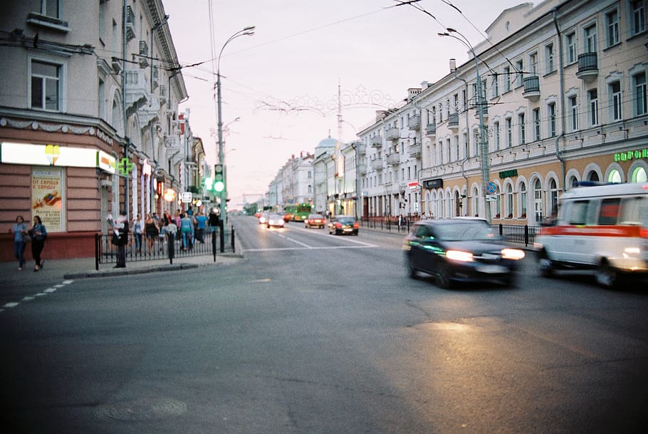 vehicles crossing road, city, architecture, building exterior HD wallpaper