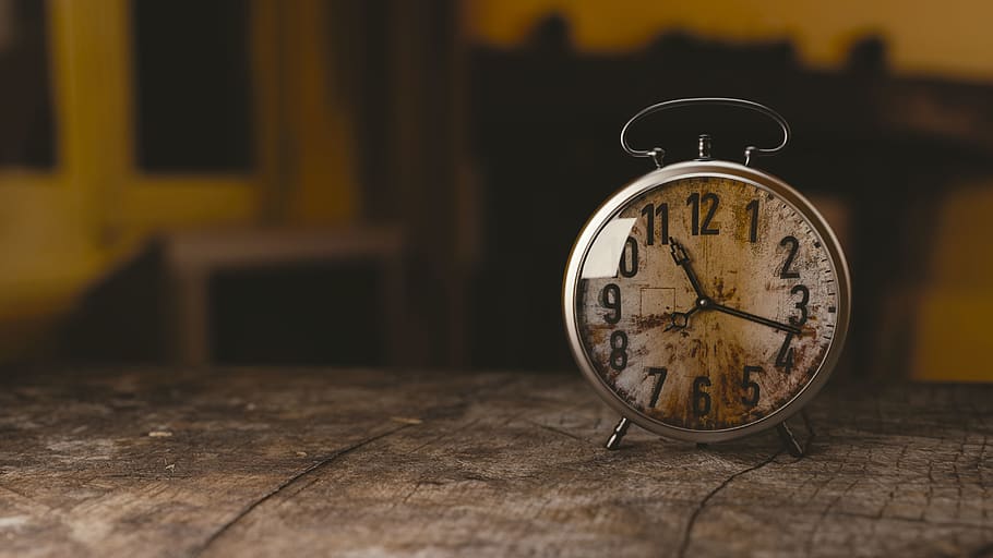 Selective Focus Photography Gray Analog Clock on Black Surface HD wallpaper
