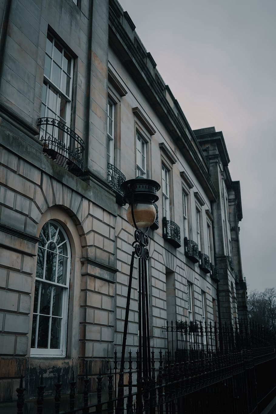lamp post outside concrete building, street light, building exterior HD wallpaper