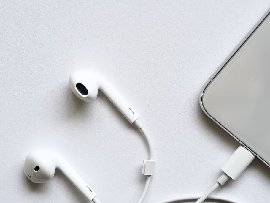 Apple Earpods, blur, cellphone, connection, desk, device, earphones, HD wallpaper