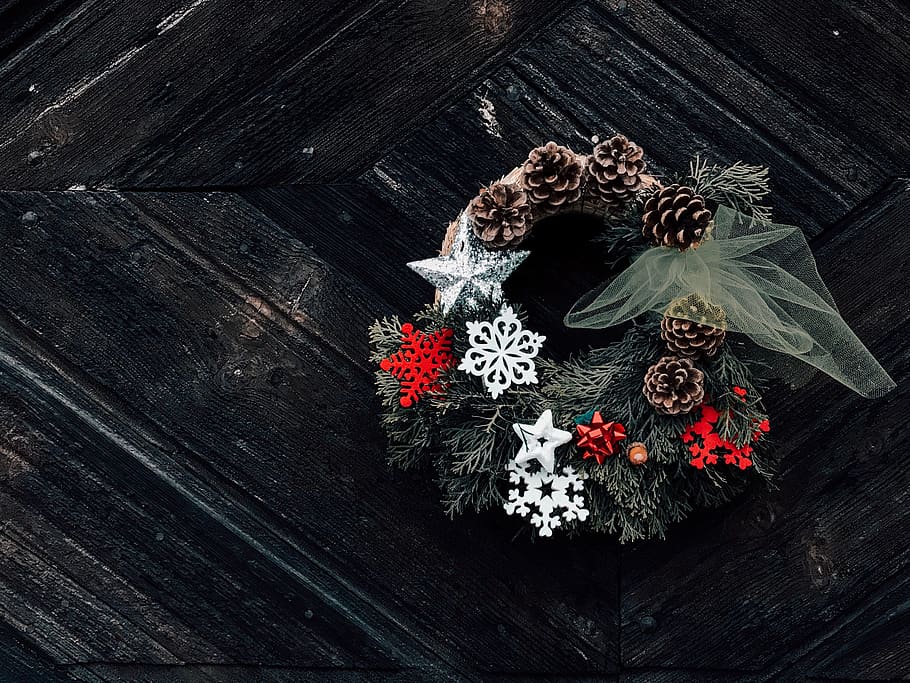 wreath hanging on door, accessories, accessory, jewelry, brooch, HD wallpaper